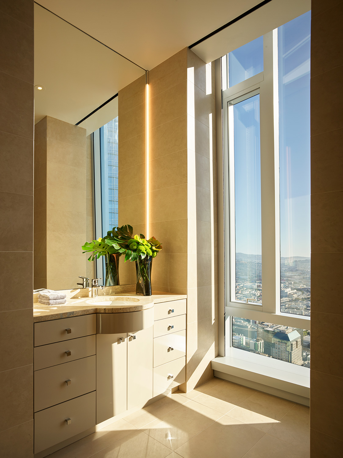 Grand Penthouse en-suite bathroom with light flowing in